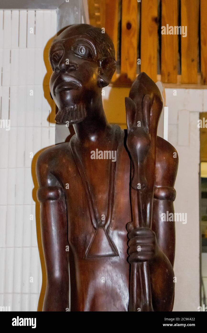 African hunter wood statue hi-res stock photography and images - Alamy