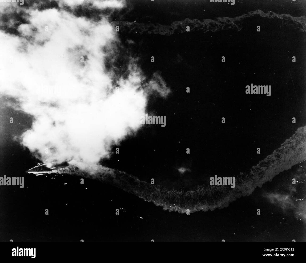 Japanese battleship Yamato maneuvers while under attack by U.S. Navy carrier planes north of Okinawa, 7 April 1945 (NH 62581). Stock Photo