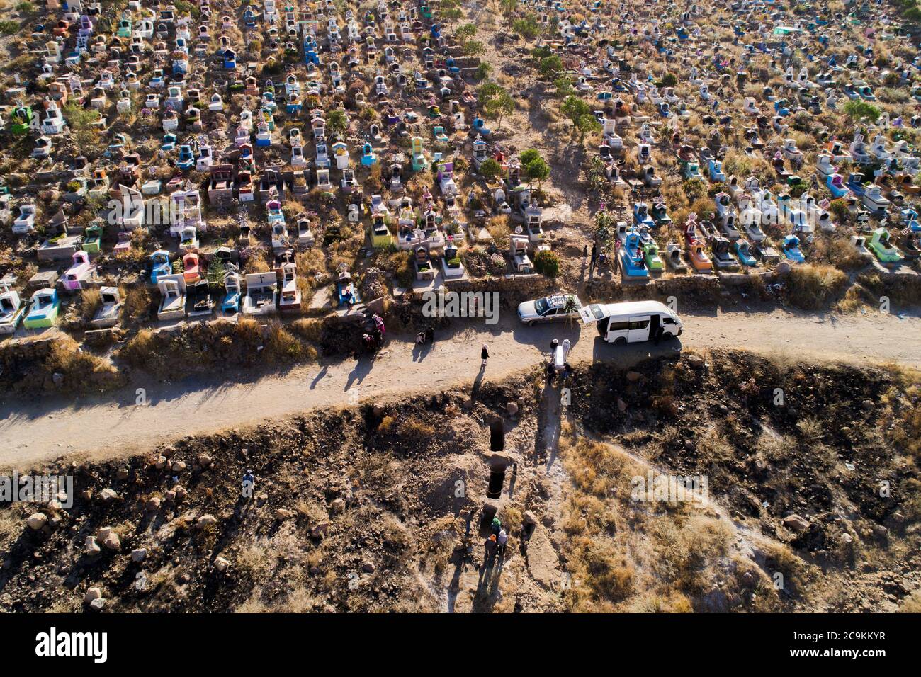 Arequipa, Peru. 31st July, 2020. Cemetery staff and relatives come to a funeral at the El Cebaollar cemetery in the middle of the Corona pandemic. As of July 28, Peru had confirmed 400,638 Covid-19 cases with a mortality rate of 4.71 percent. Credit: Denis Mayhua/dpa/Alamy Live News Stock Photo