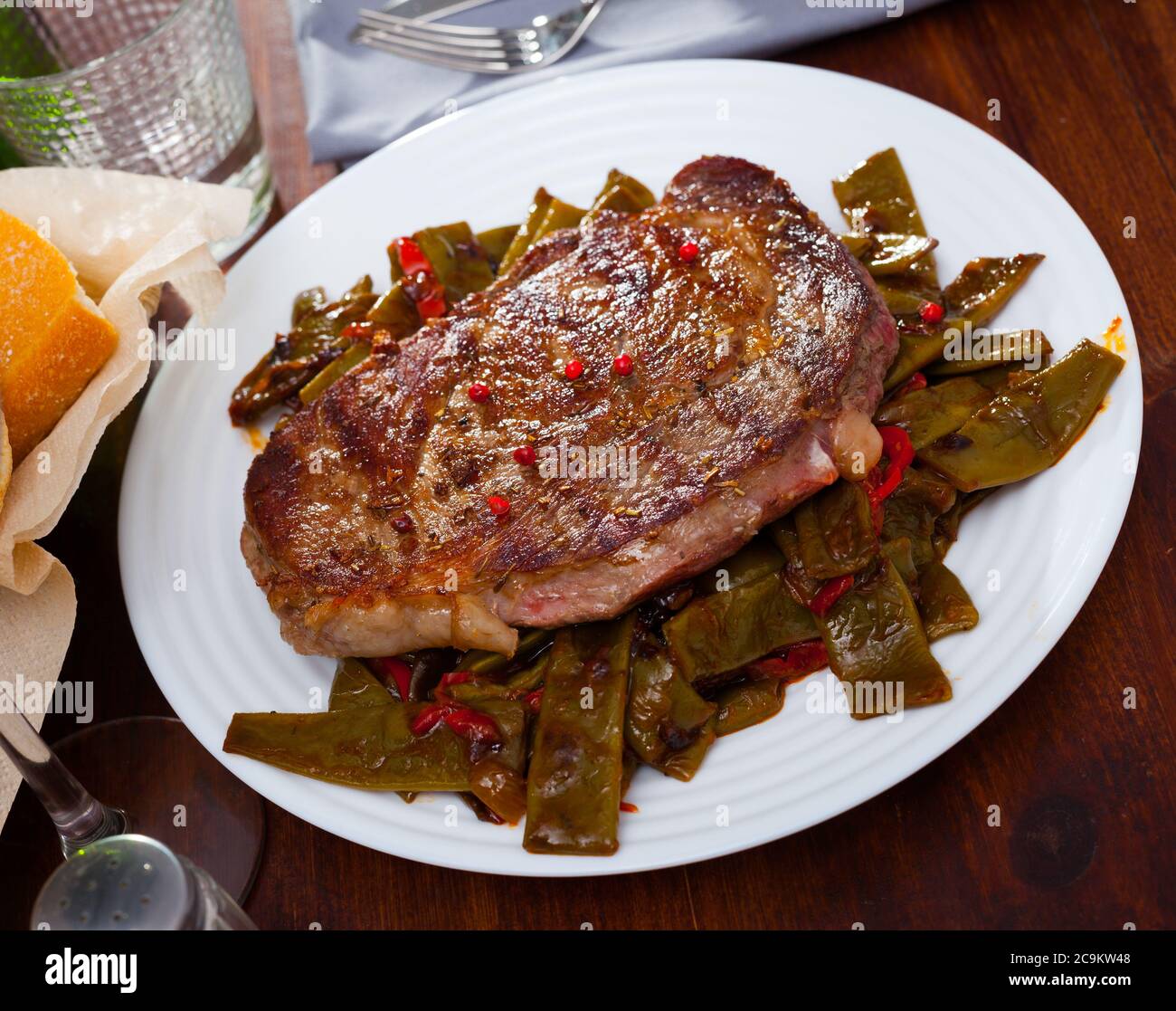 Steak beef with stewed green beans and pepper Stock Photo - Alamy