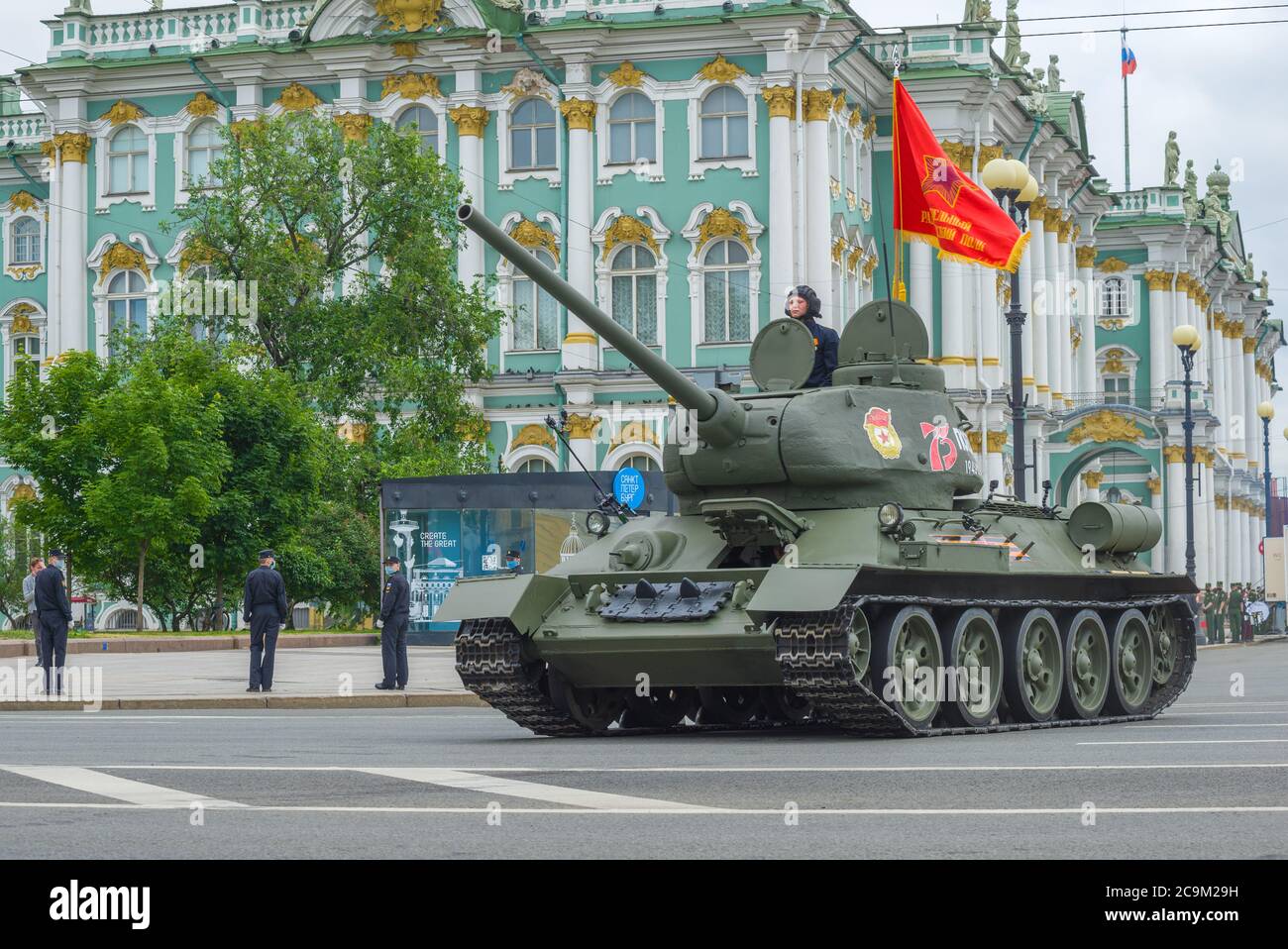 ST. PETERSBURG, RUSSIA - JUNE 20, 2020: Soviet T-34 tank against the background of the Winter Palace. Rehearsal of the military parade in honor of Vic Stock Photo