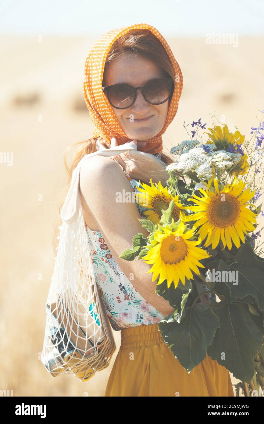 girl with a bouquet of sunflowers in the field Stock Photo - Alamy