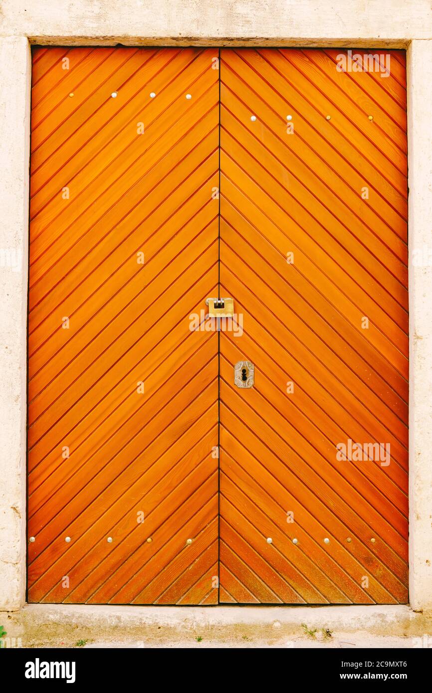 Solid wooden double doors hi-res stock photography and images - Alamy