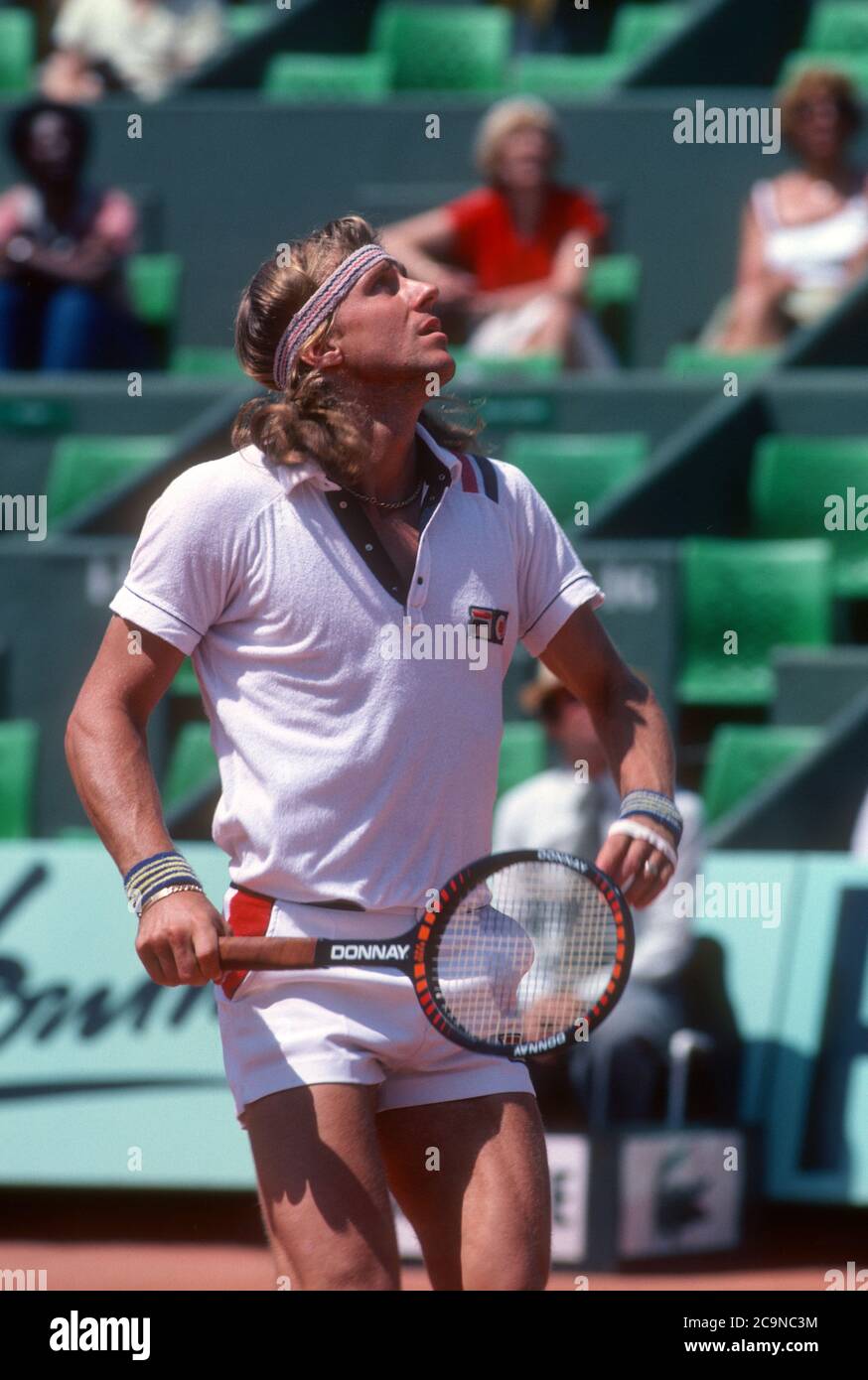 fotografie Commotie Koken Bjorn Borg setting up for an overhead during an early round match at the  1980 French Open at Roland Garros Stock Photo - Alamy