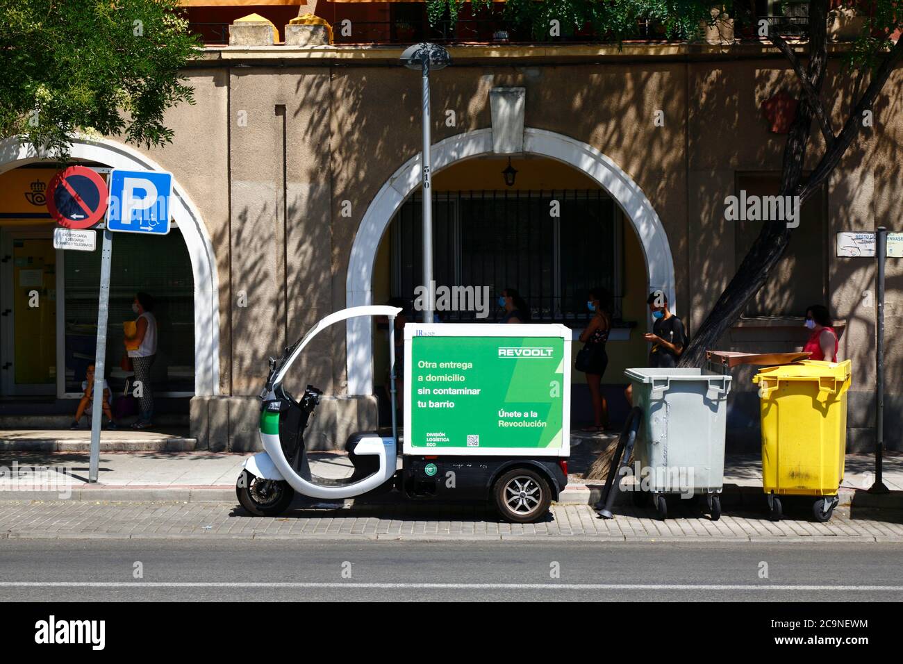 Delivery tricycle hires stock photography and images Alamy