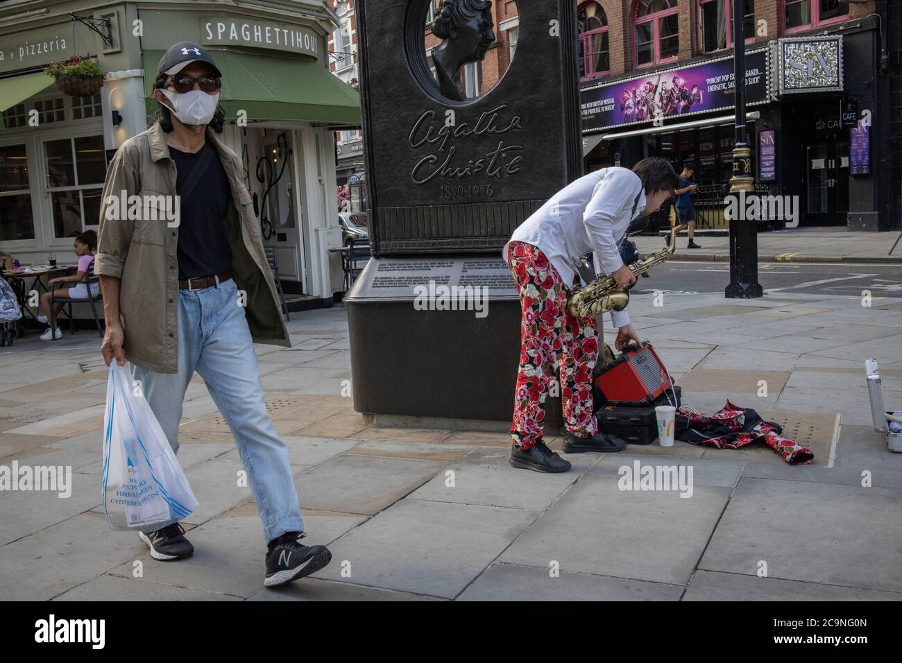 People Wearing Face Masks High Resolution Stock Photography and Images ...