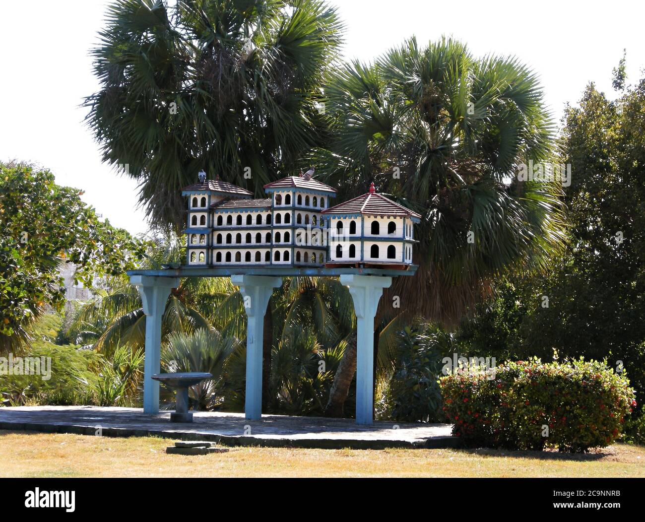 Public bird aviary hi-res stock photography and images - Alamy
