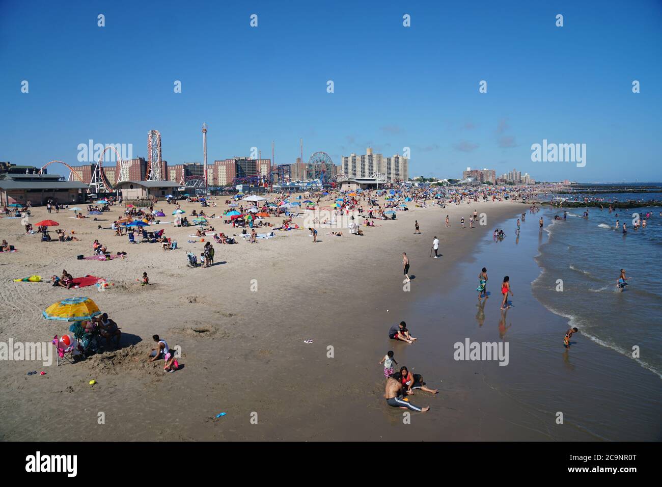 Family at coney island hi-res stock photography and images - Alamy