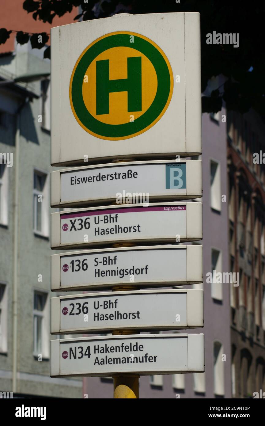 Eine Bushaltestelle der BVG: BVG-Haltestelle Eiswerderstraße in Berlin-Spandau Stock Photo