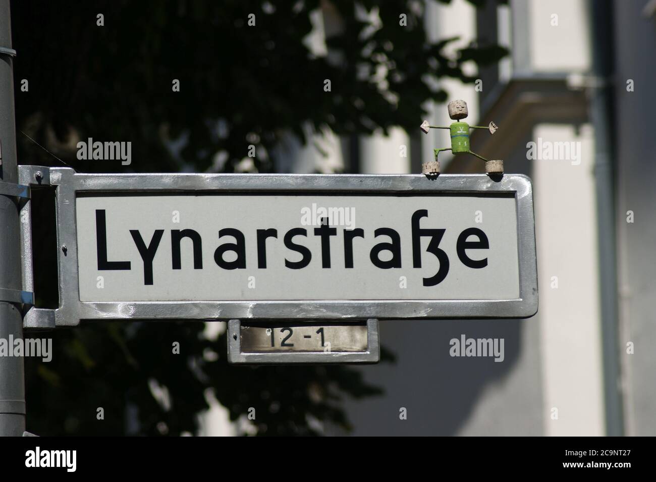 Yoga-Männchen in der Lynarstraße in Berlin-Spandau Stock Photo