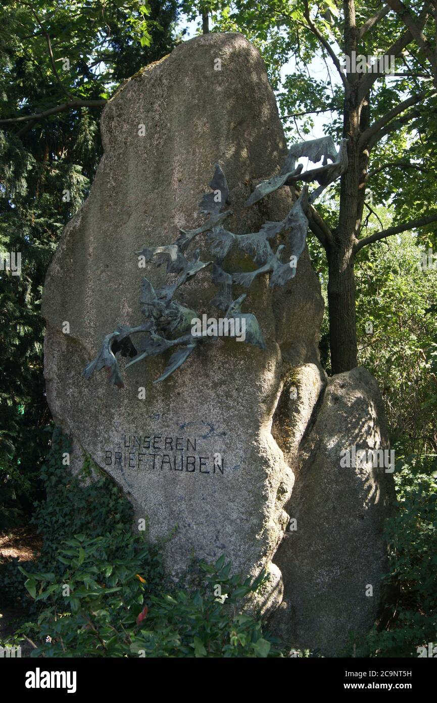 Das Denkmal für die Brieftaube an der Straßenkreuzung Roonstraße, Flankenschanze, Falkenseer Damm in Berlin-Spandau. Stock Photo