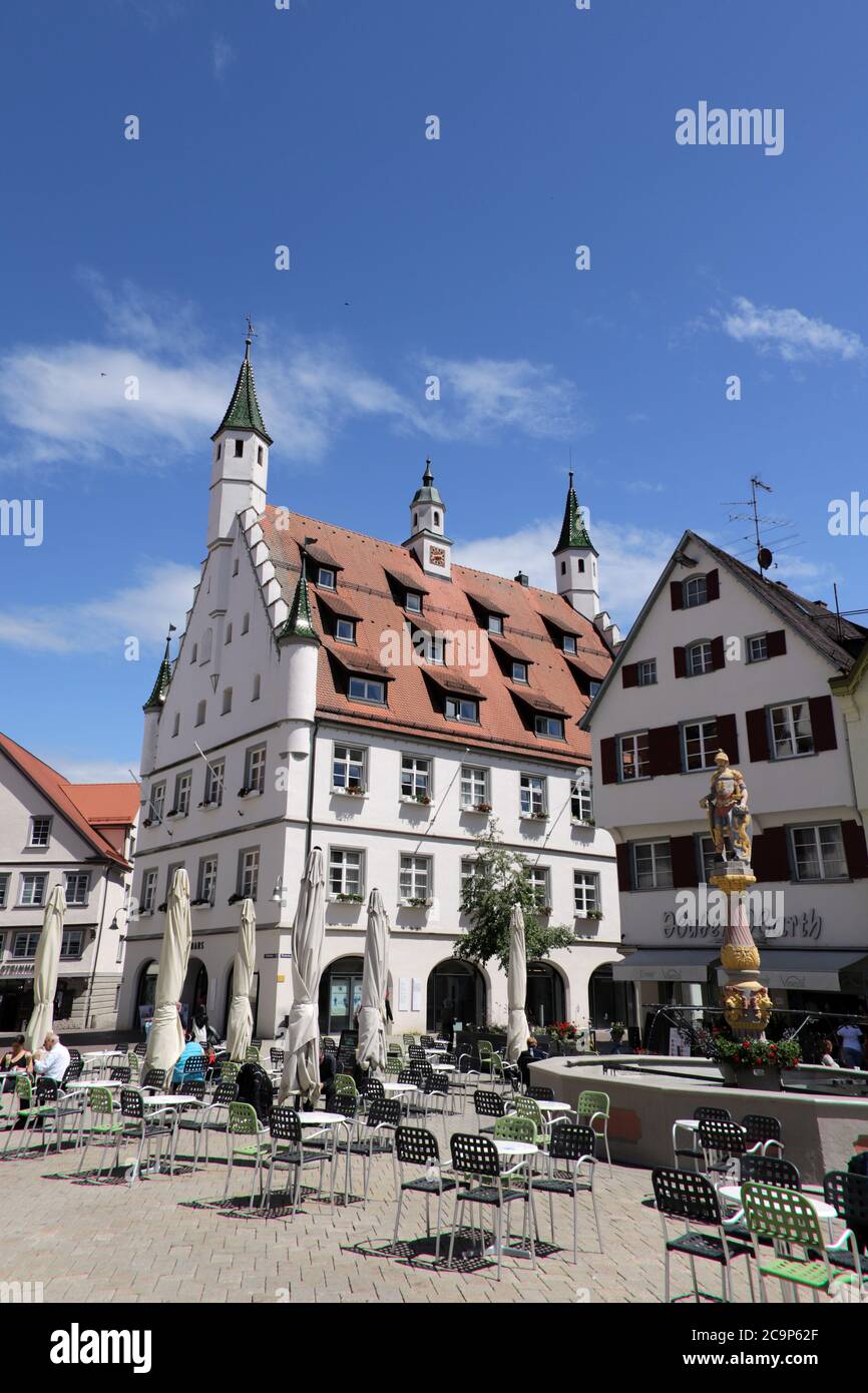 Marktbrunnen mit Ritterfigur, dahinter das historische Rathaus in der ...