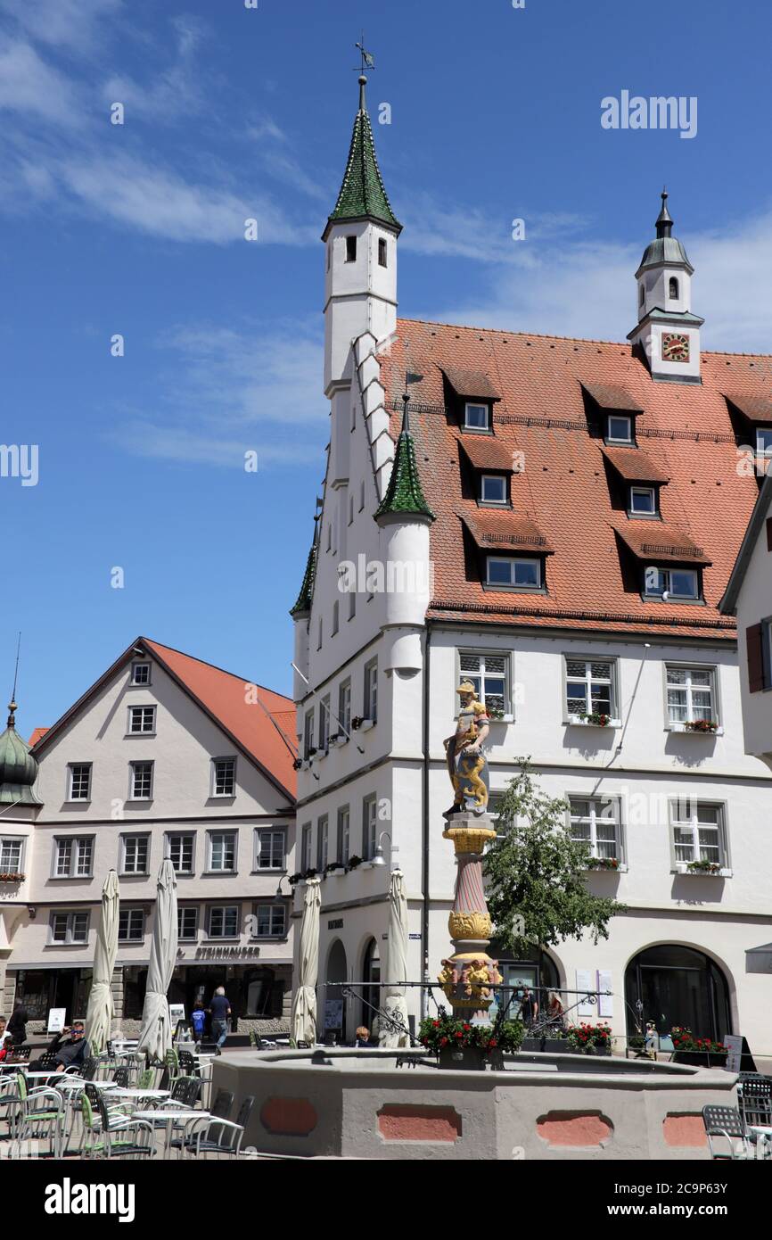 Marktbrunnen mit Ritterfigur, dahinter das historische Rathaus in der ...