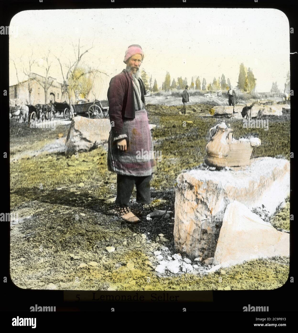 Tea vendor taking a break in Izmir/Smyrna, Turkey. Hand-colored photograph on dry glass plate from the Herry W. Schaefer collection, around 1910. Stock Photo