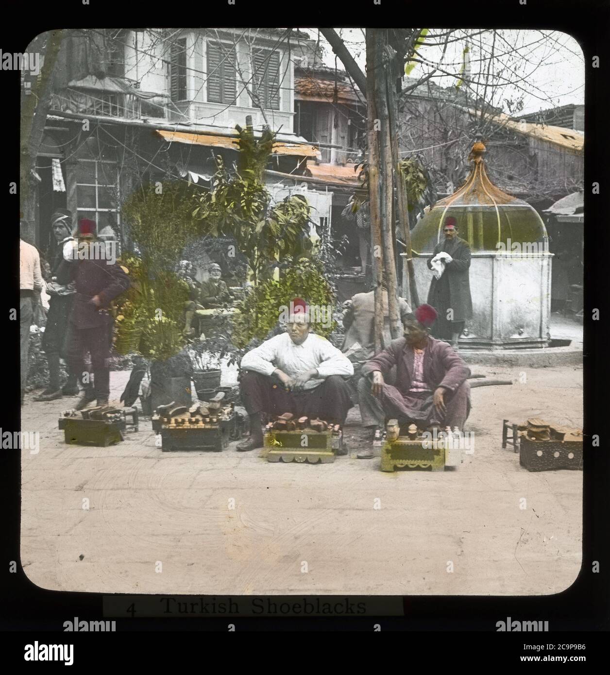 Smyrna/Izmir, Turkey shoeshiner waiting for customers. Hand-colored photograph on dry glass plate from the Herry W. Schaefer collection, around 1910. Stock Photo