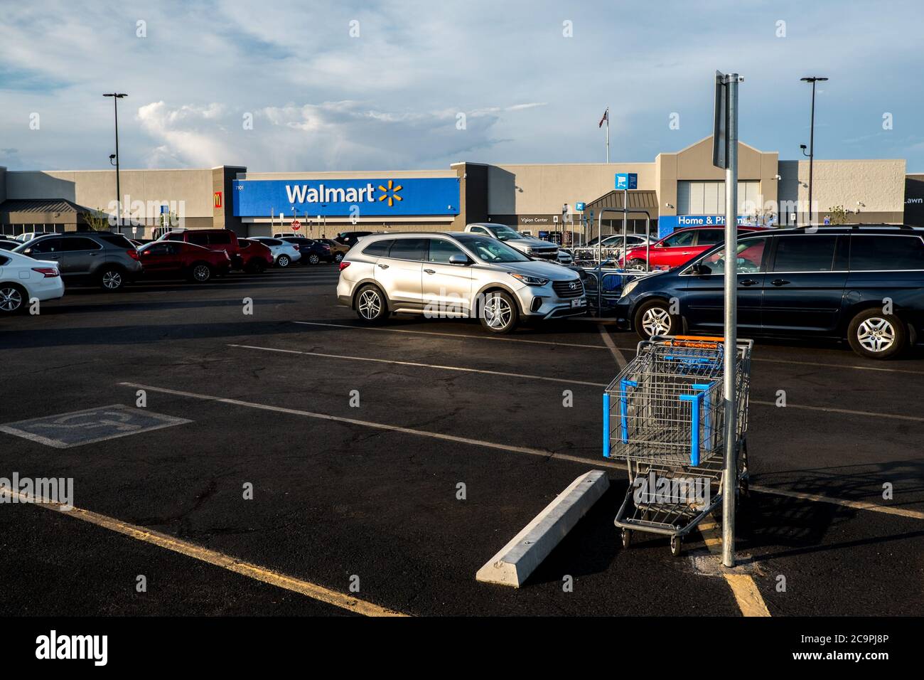 Walmart Store Stock Photo - Download Image Now - Wal-mart, Parking Lot,  Florida - US State - iStock