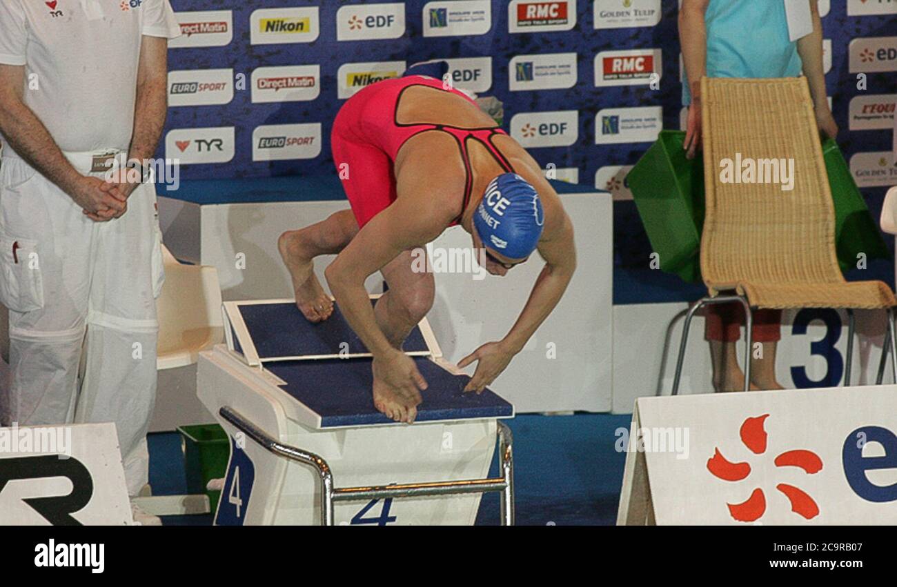 Femme portant bonnet et lunettes de natation Photo Stock - Alamy