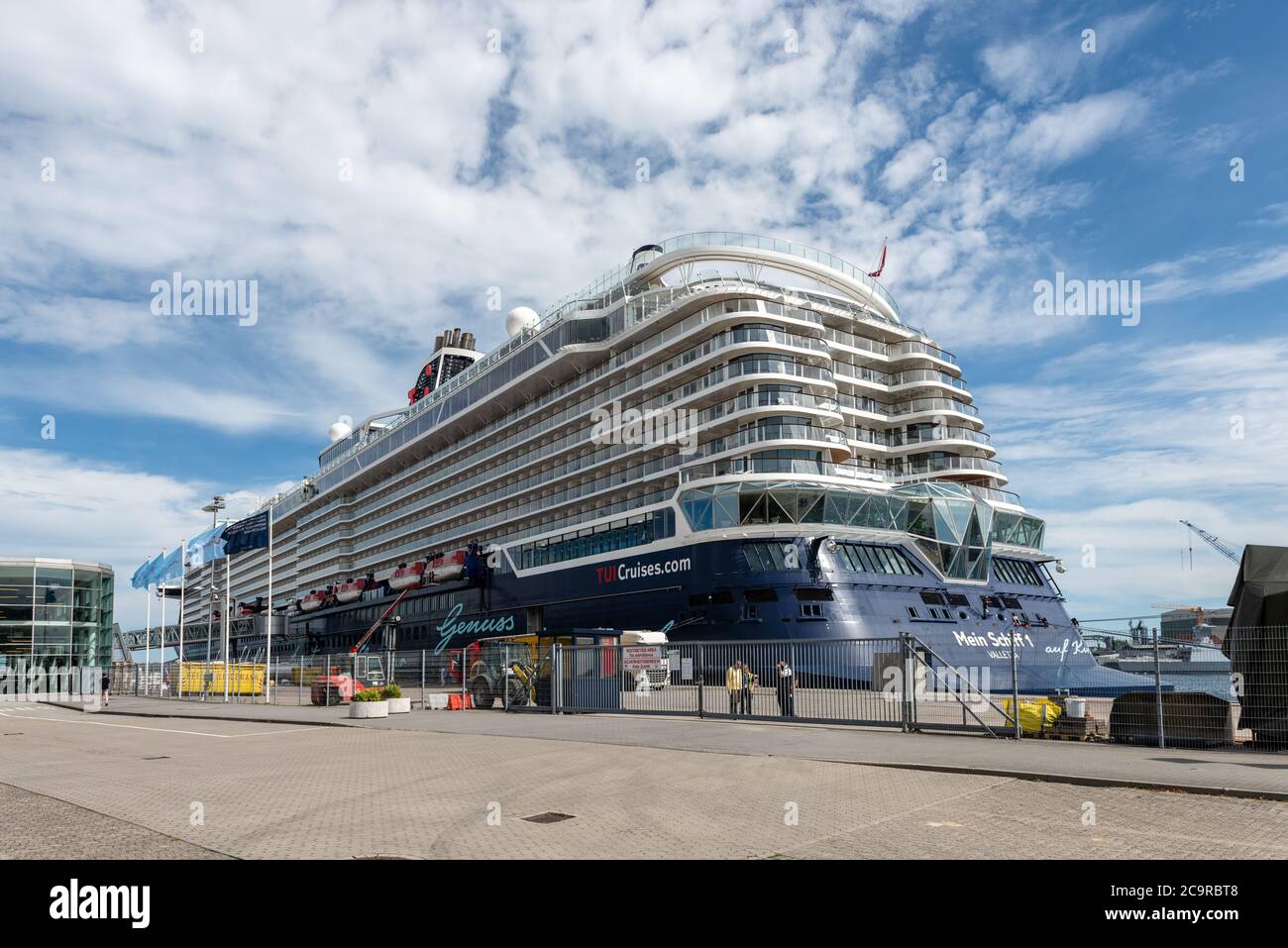 Das erste Kreuzfahrtschiff des Jahres, die Mein Schiff 1,  ist am Ostseekai ohne Passagiere in Kiel eingetroffen. Sie wird hier proviantiert Stock Photo