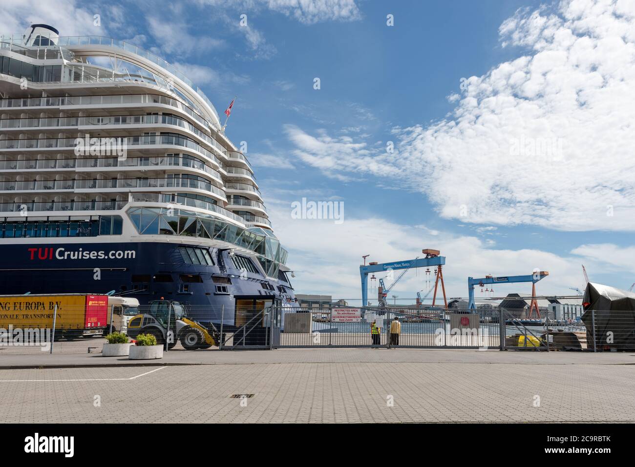 Das erste Kreuzfahrtschiff des Jahres, die Mein Schiff 1,  ist am Ostseekai ohne Passagiere in Kiel eingetroffen. Sie wird hier proviantiert Stock Photo