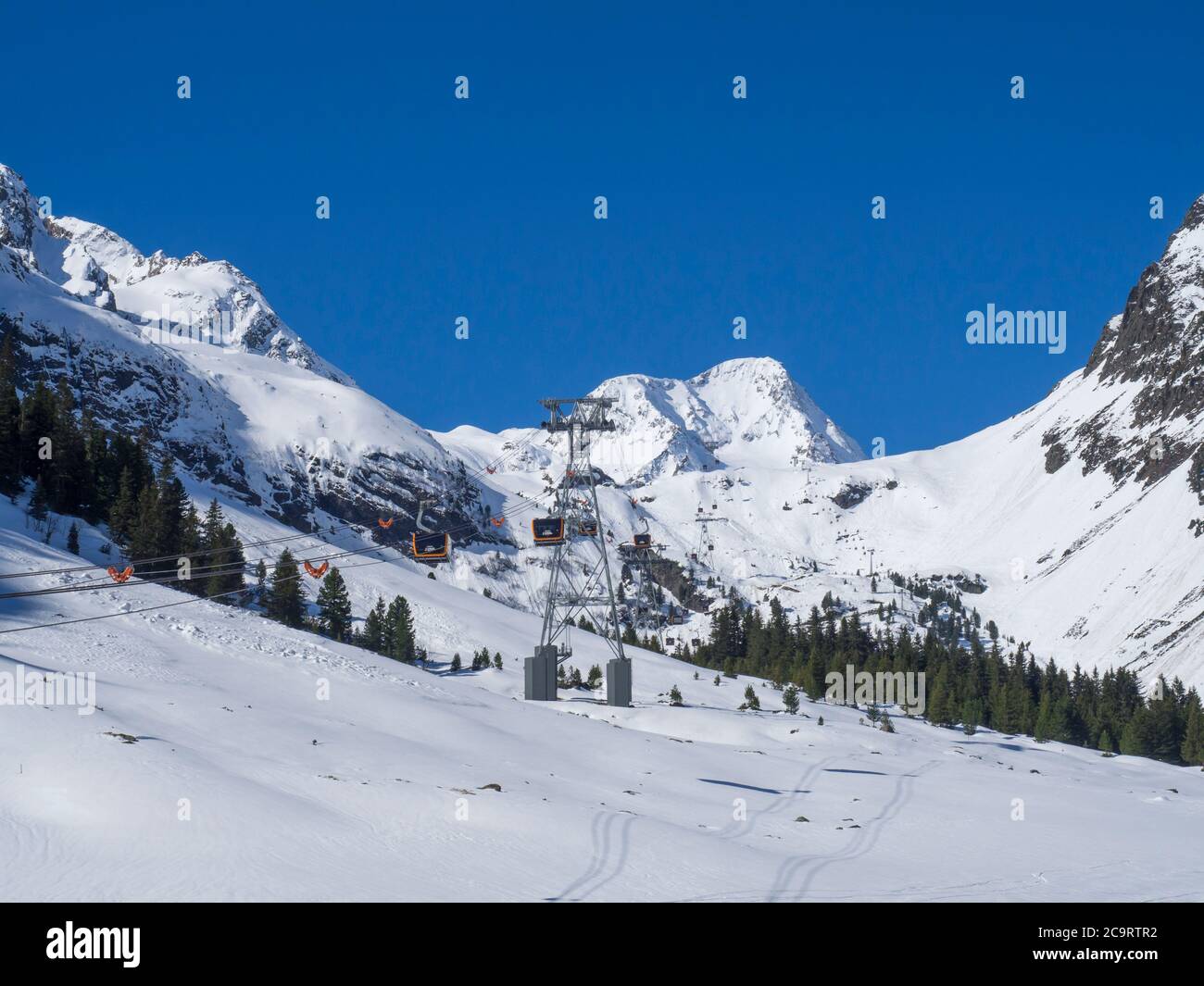 Stubai Glacier, AUSTRIA, May 2, 2019: Snow covered slopes with free rides  and pistes and red Cable cars and chair lifts cabin going on the top of  Scha Stock Photo - Alamy