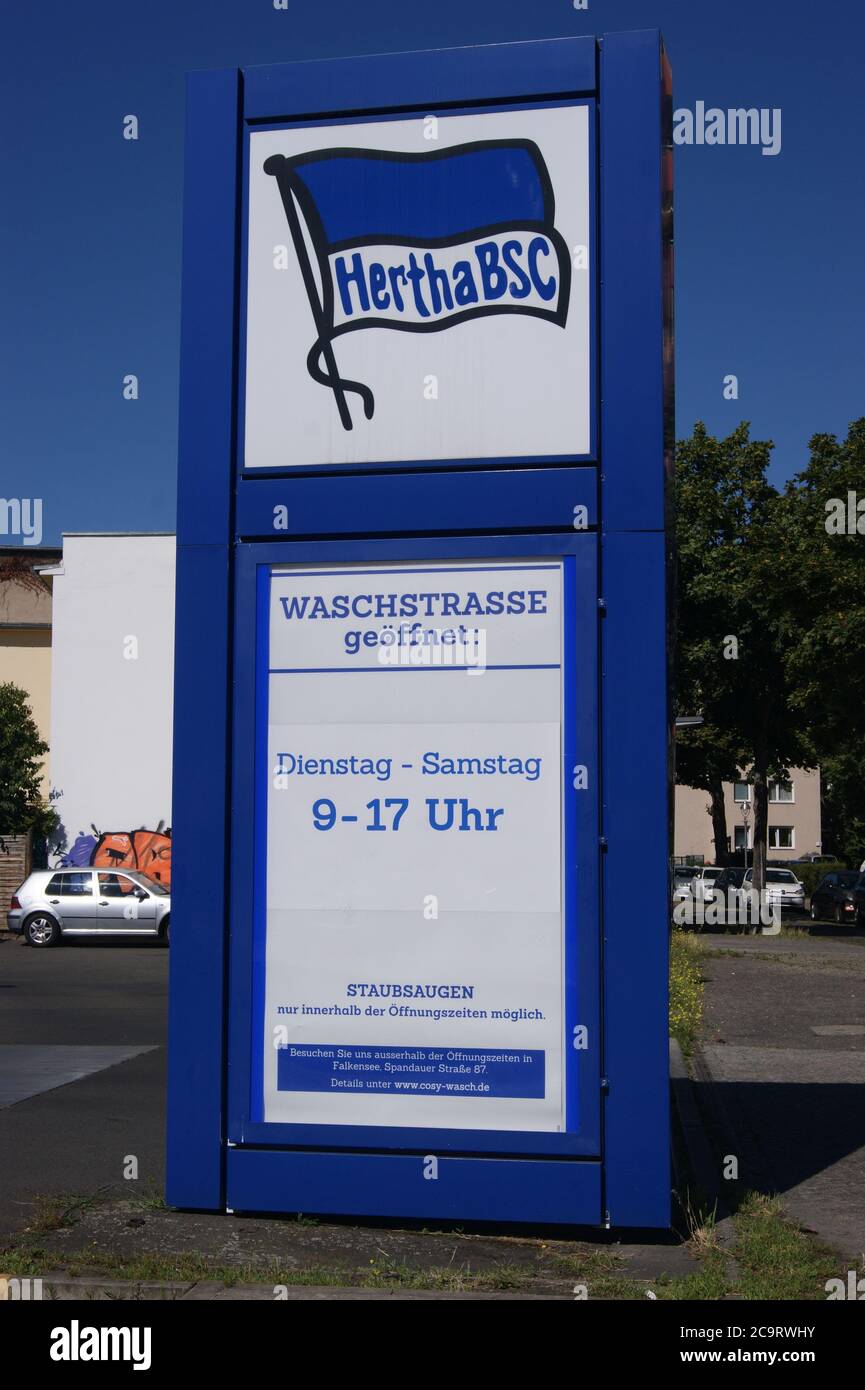 Autowaschanlage an der Ecke Seegefelder Straße / Staakener Straße in Berlin-Spandau. Stock Photo