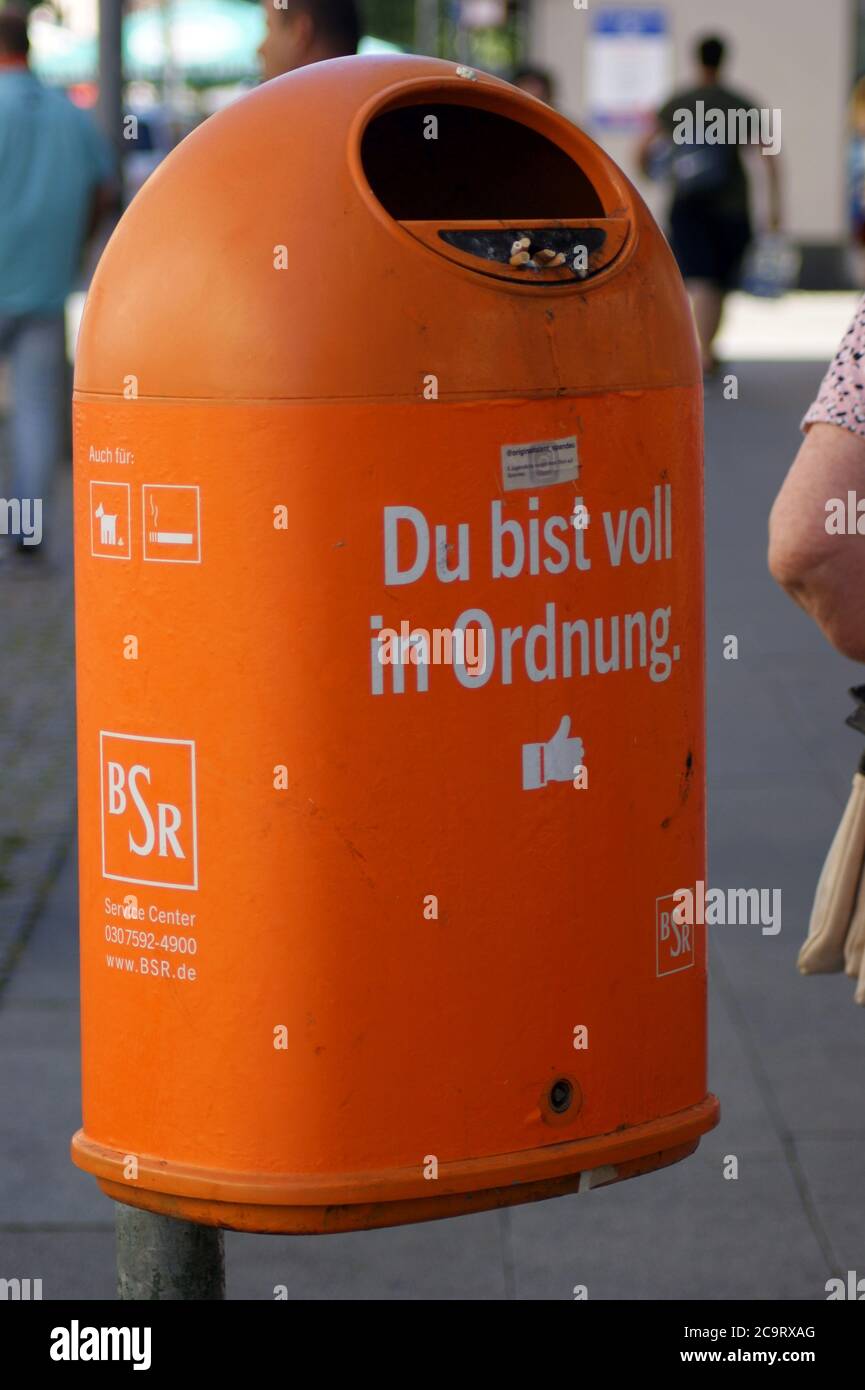 Du bist voll in Ordnung, Werbegag der Berliner Stadtreinigung BSR auf einem Mülleimer in Berlin-Spandau. Stock Photo