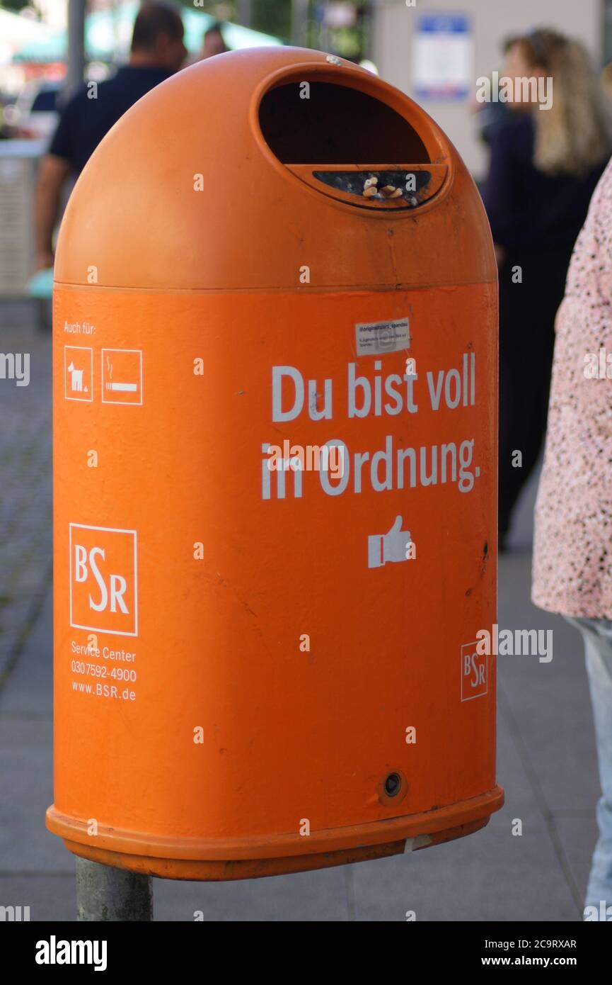Du bist voll in Ordnung, Werbegag der Berliner Stadtreinigung BSR auf einem Mülleimer in Berlin-Spandau. Stock Photo