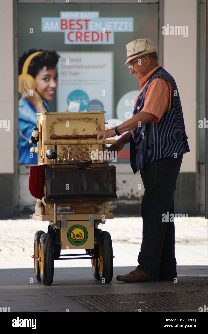 Leierkastenmann in der Fußgängerzone Carl-Schurz-Straße in Berlin-Spandau. Stock Photo