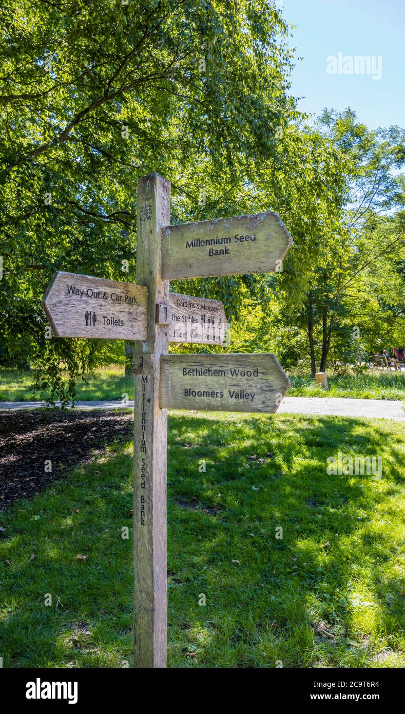 Signpost guide to places of interest at Wakehurst (Wakehurst Place), a botanic gardens in West Sussex managed by the Royal Botanic Gardens, Kew Stock Photo