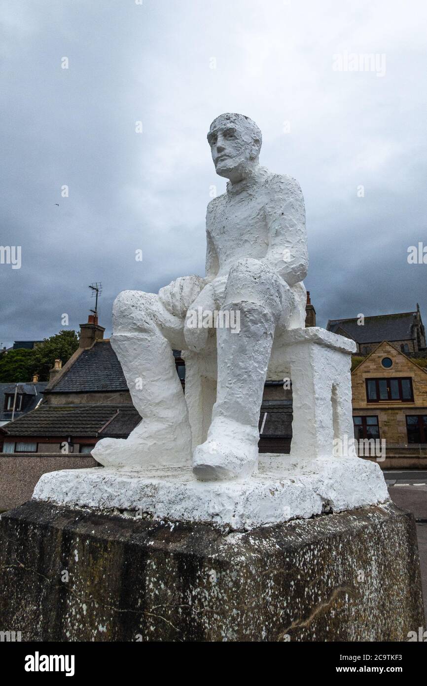 correna-cowie-statue-of-a-seated-fisherman-known-as-the-white-mannie