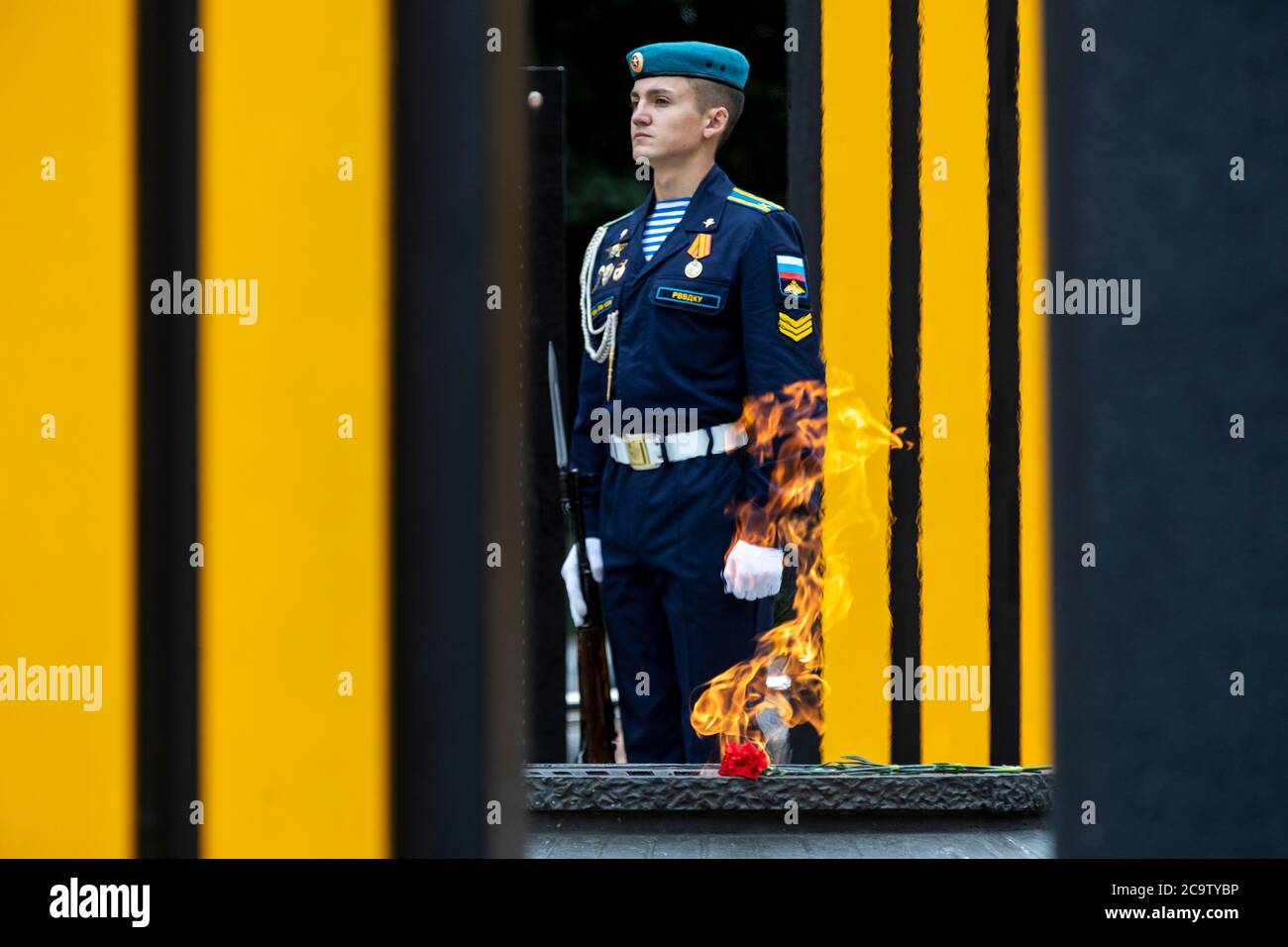 Guard of honor soldier on duty at the monument to Ryazan citizens killed in local military conflicts on Paratroopers' Day. Russia's Airborne Troops (Blue Berets) celebrate their professional holiday on the Day of Elijah the Prophet, their Patron Stock Photo