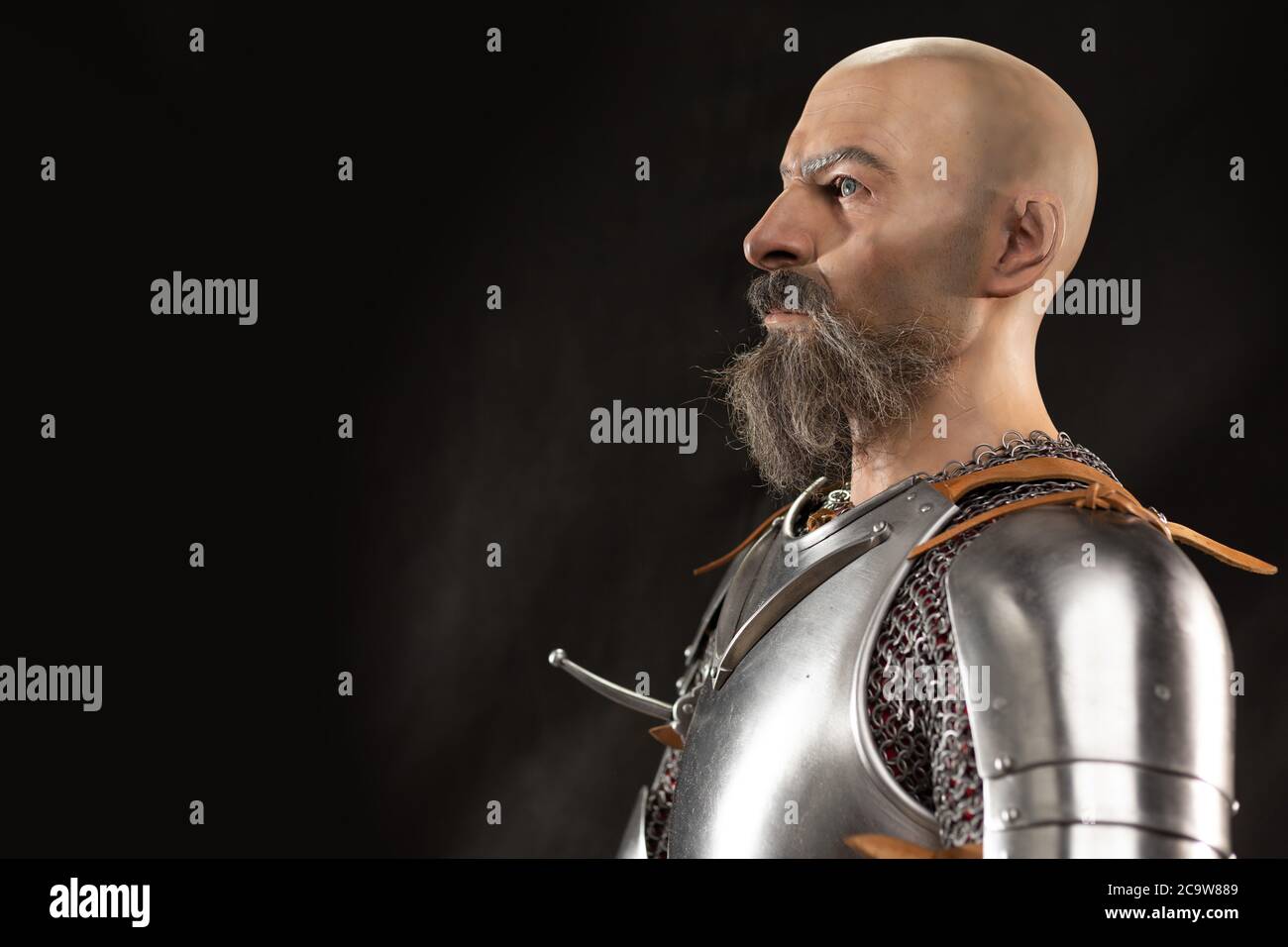 Mannequin man with a beard in a helmet and armor of a knight posing on ...