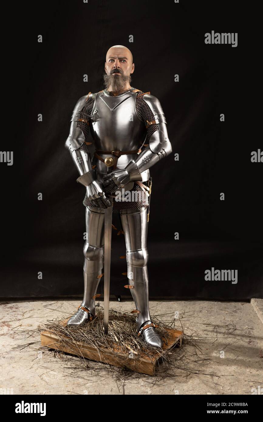 Mannequin man with a beard in a helmet and armor of a knight posing on ...