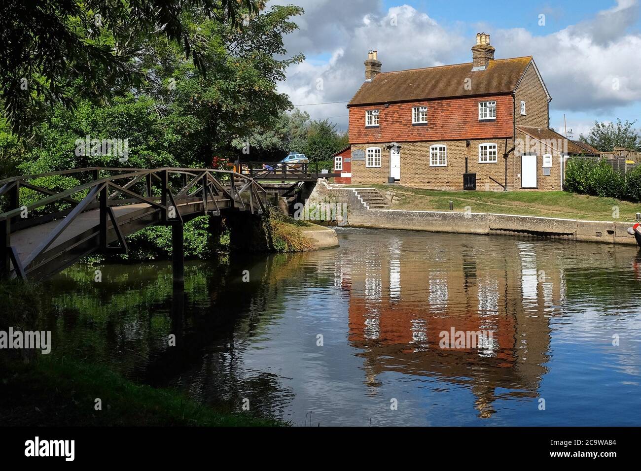 The lock keepers cottage at Stoke Lock in the River Wey, Guildford Surrey Stock Photo