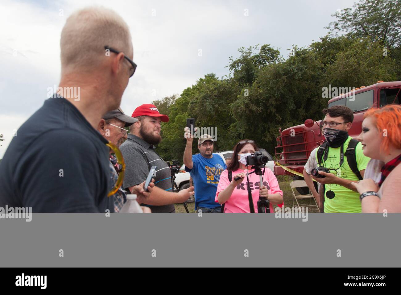 Zinc, Arkansas, USA. 2nd Aug, 2020. Aug. 2, 2020 Protesters and a