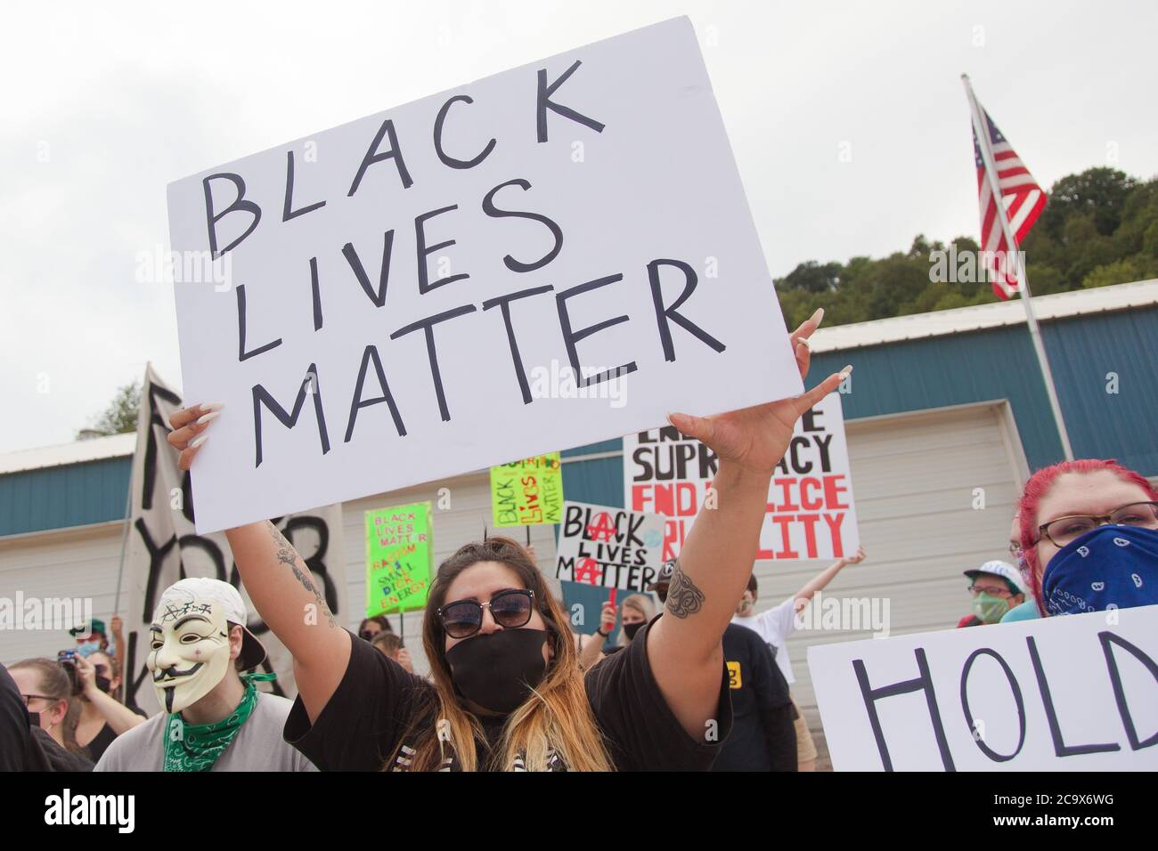 Zinc, Arkansas, USA. 2nd Aug, 2020. Aug. 2, 2020 Protesters hold up