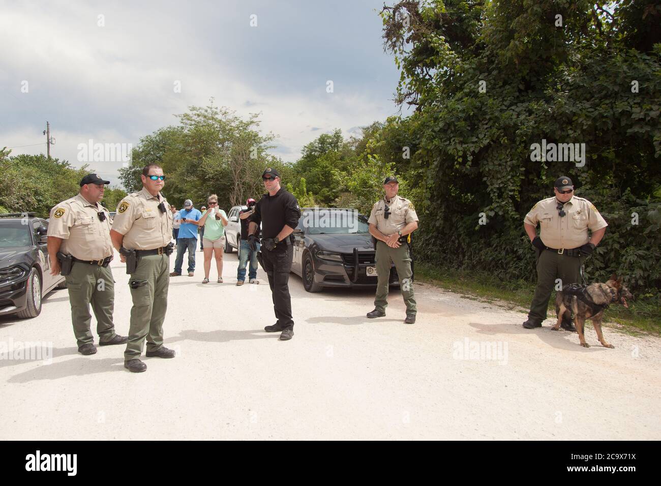 Zinc, Arkansas, USA. 2nd Aug, 2020. Aug. 2, 2020 Officers from Boone