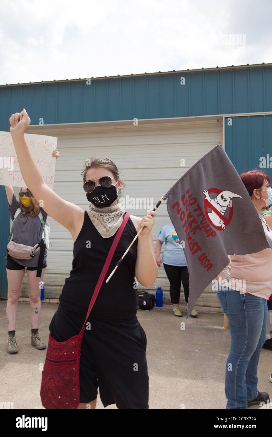 Zinc, Arkansas, USA. 2nd Aug, 2020. Aug. 2, 2020 Protesters hold up