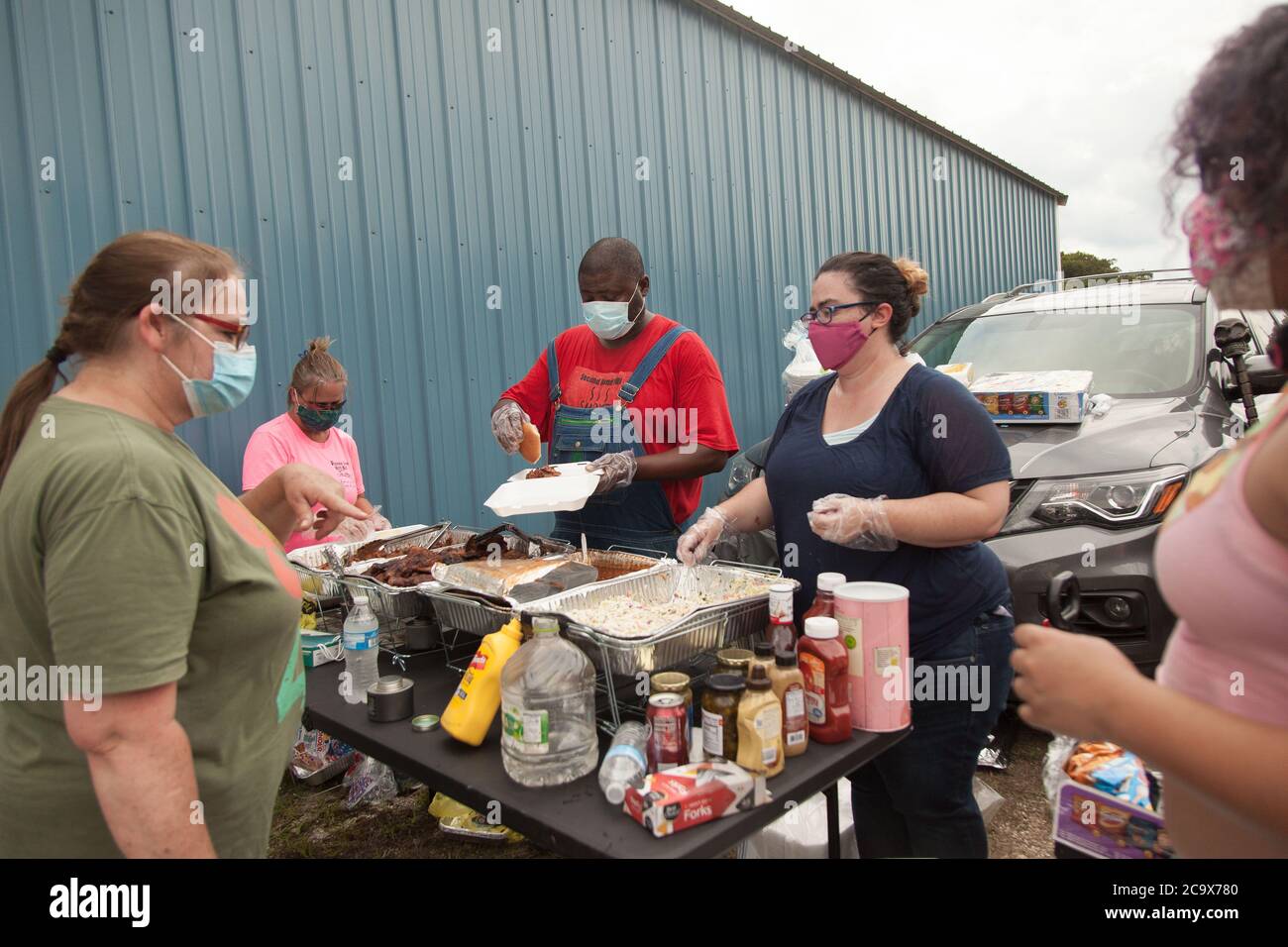 Zinc, Arkansas, USA. 2nd Aug, 2020. Aug. 2, 2020 Protesters serve bbq