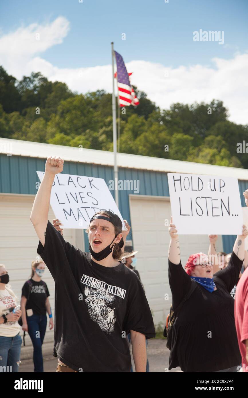 Zinc, Arkansas, USA. 2nd Aug, 2020. Aug. 2, 2020 Protesters hold up