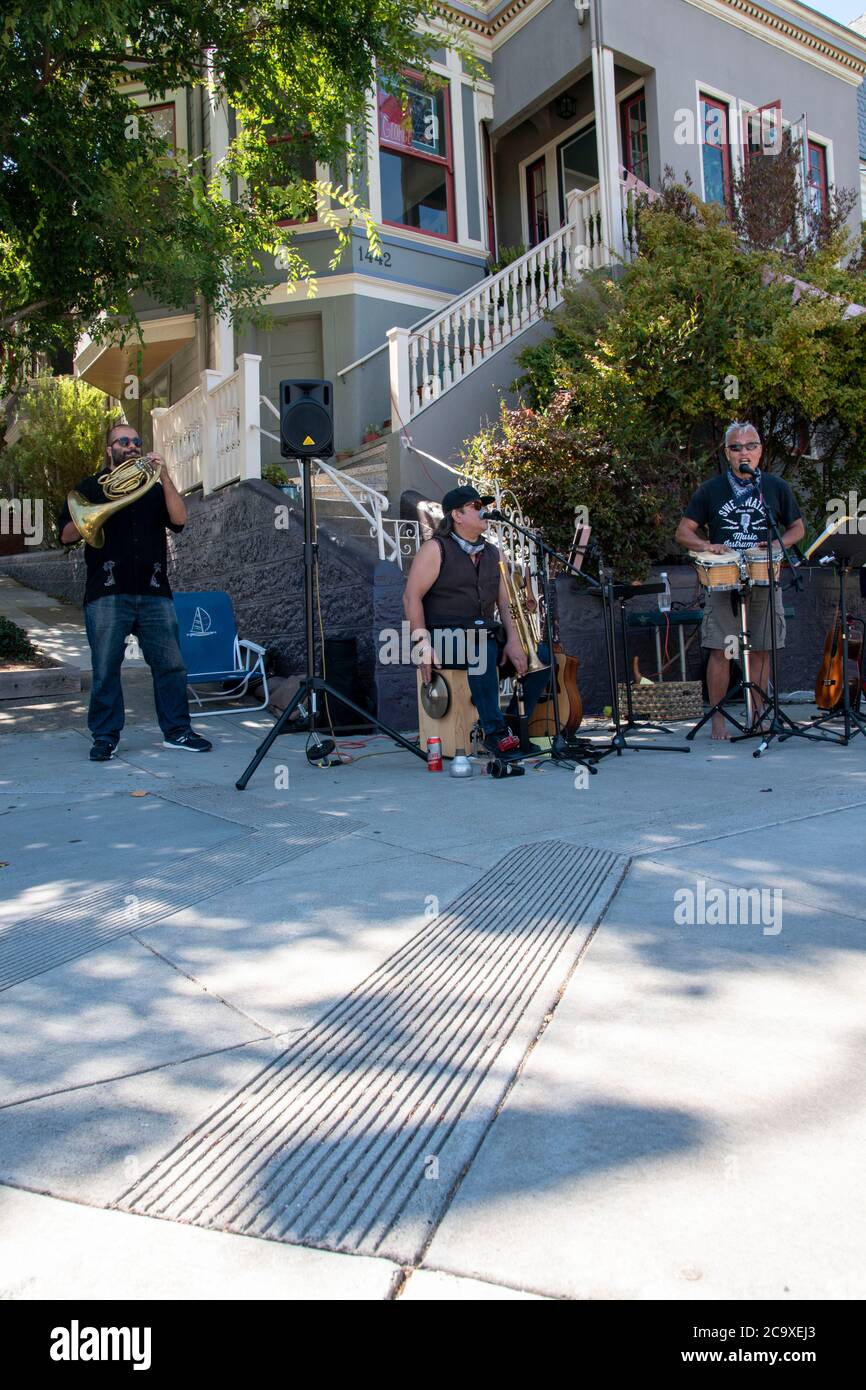 This Band Performs Folk Music On Sanchez Street In The Noe Valley Neighborhood Of San Francisco Ca Usa It Draws Plenty Of Music Lovers Stock Photo Alamy This Band Performs Folk Music On Sanchez Street In The Noe Valley Neighborhood Of San Francisco Ca Usa It Draws Plenty Of Music Lovers Stock Photo Alamy