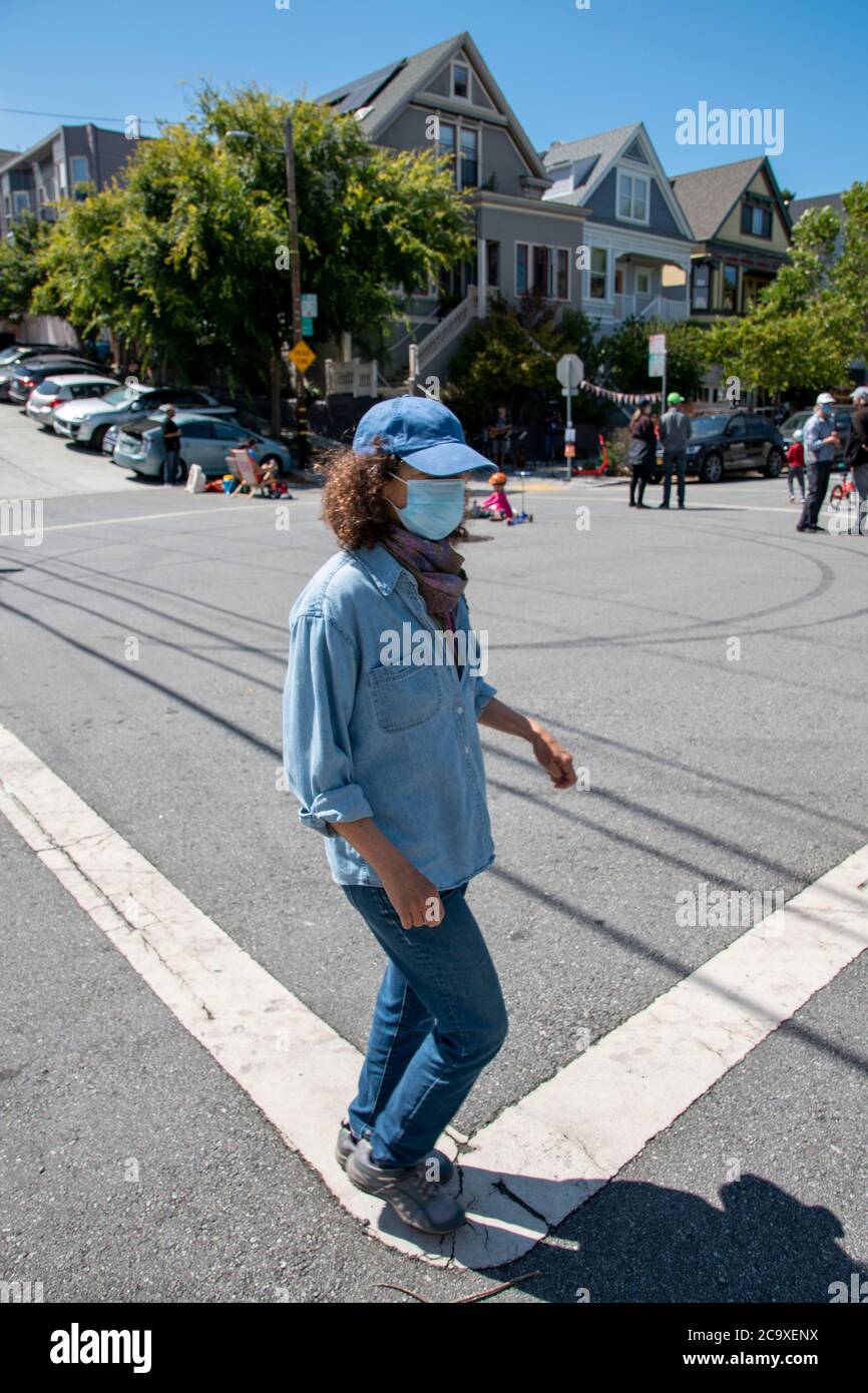 A spontaneous concert has attracted a crowd of people to Sanchez Street in the Noe Valley neighborhood of San Francisco, CA, USA. Stock Photo