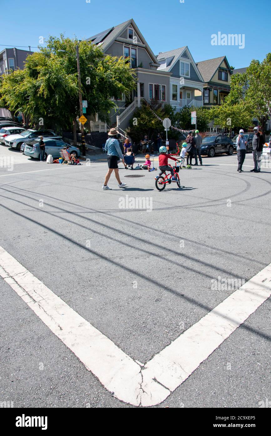 A spontaneous concert has attracted a crowd of people to Sanchez Street in the Noe Valley neighborhood of San Francisco, CA, USA. Stock Photo