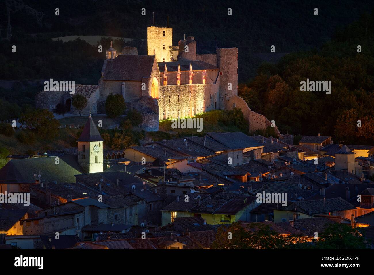 Tallard Castle ruins (Medieval Historic Monument) illuminated at night. Tallard, Durance Valley, Hautes-ALpes, Provence-Alpes-Cote d'Azur Region Stock Photo