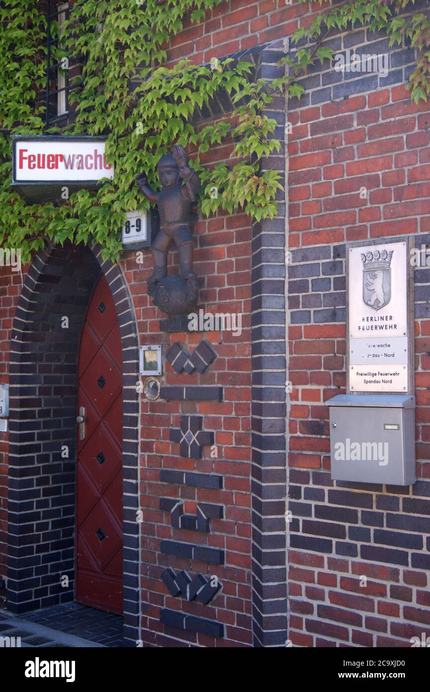 Die im Dezember 1926 errichtete Feuerwache Spandau-Nord in der Triftstraße 8-9, 13585 Berlin. Stock Photo