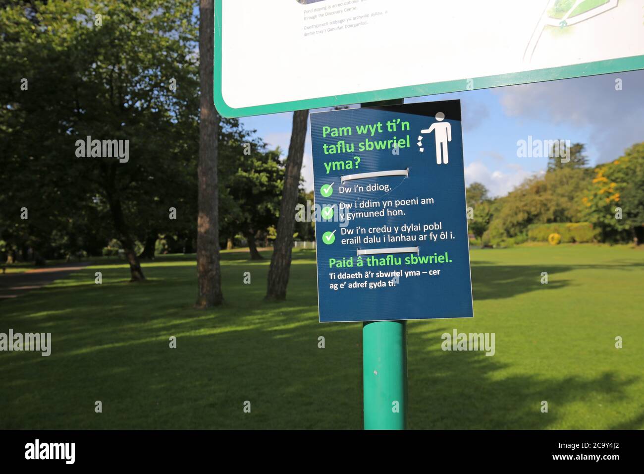 Welsh language don't litter sign in a public park Stock Photo