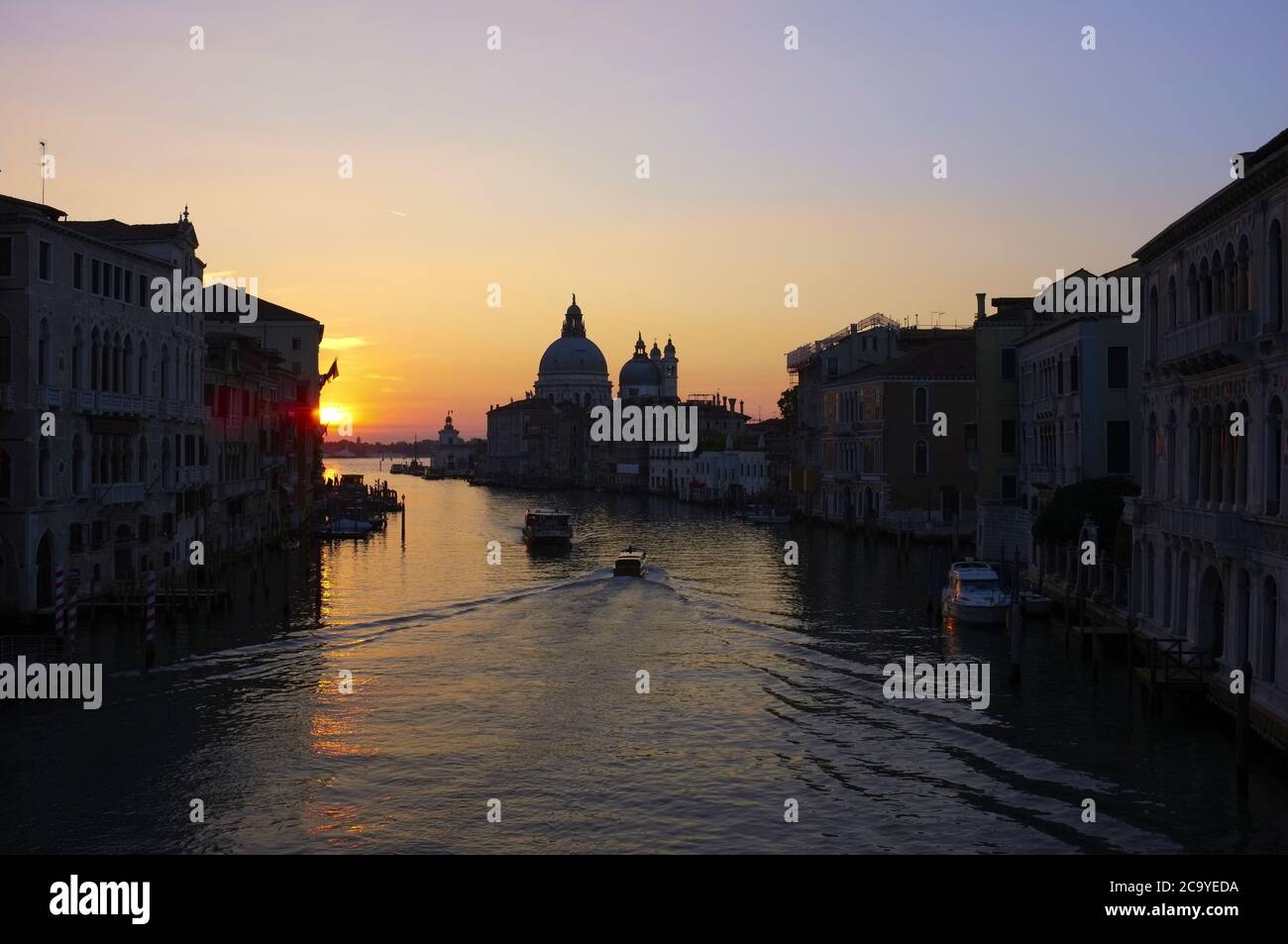 Venetian palaces on the grand canal hi-res stock photography and images ...