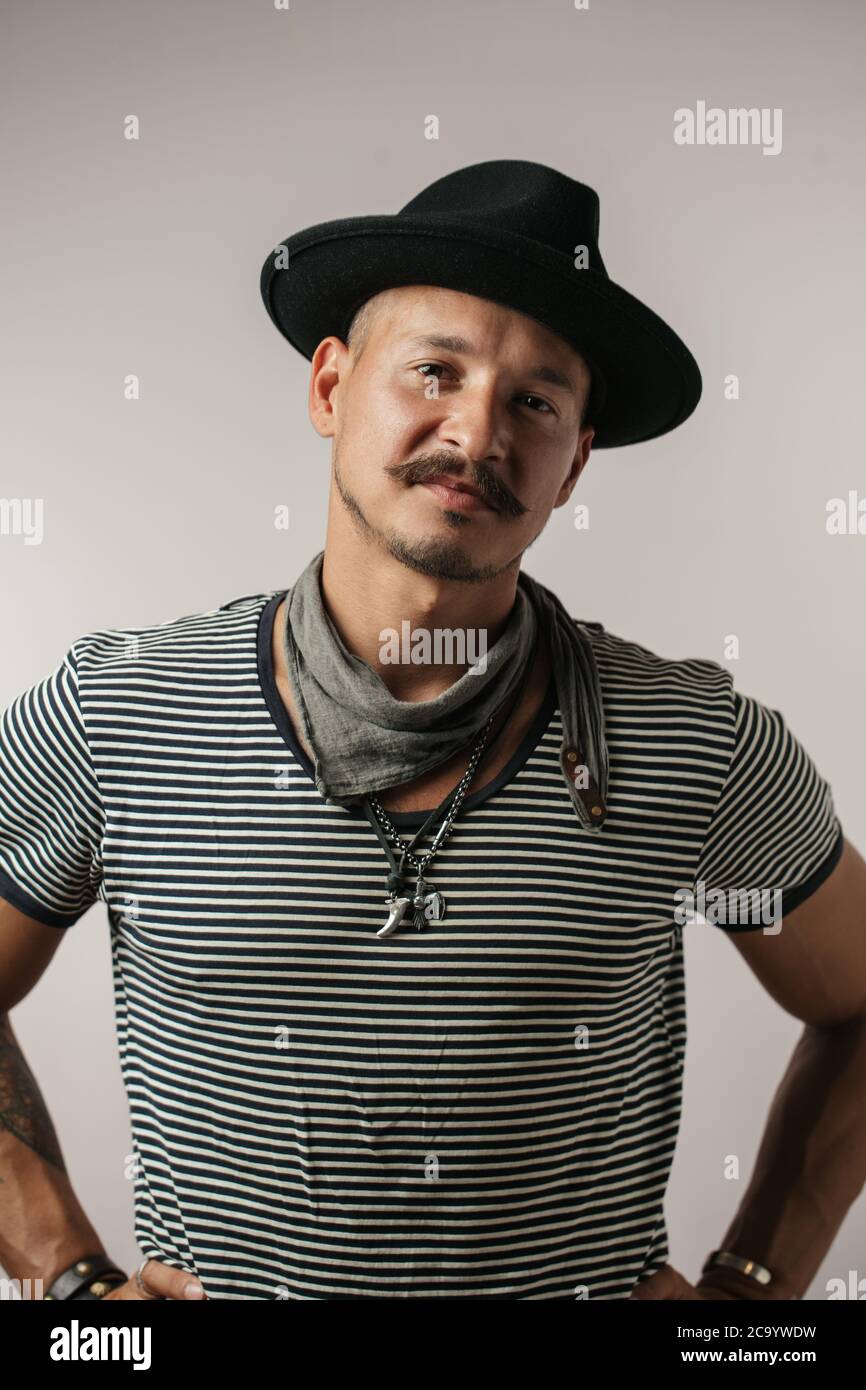 Smiling black man safari hat hi-res stock photography and images - Alamy