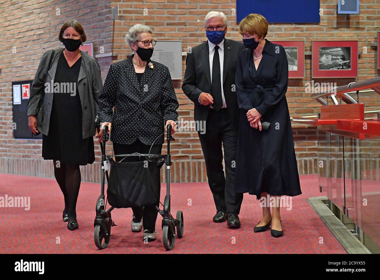 Munich, Deutschland. 03rd Aug, 2020. Widow Liselotte VOGEL (with Rollator) speaks with Federal President Frank Walter STEINMEIER and his wife Elke BUEDENBENDER. Funeral service for the late Muenchner Alt-OB and honorary citizen Dr. Hans-Jochen Vogel (SPD) on 03.08.2020 in the Philharmonie in Gasteig in Muenchen, | usage worldwide Credit: dpa/Alamy Live News Stock Photo