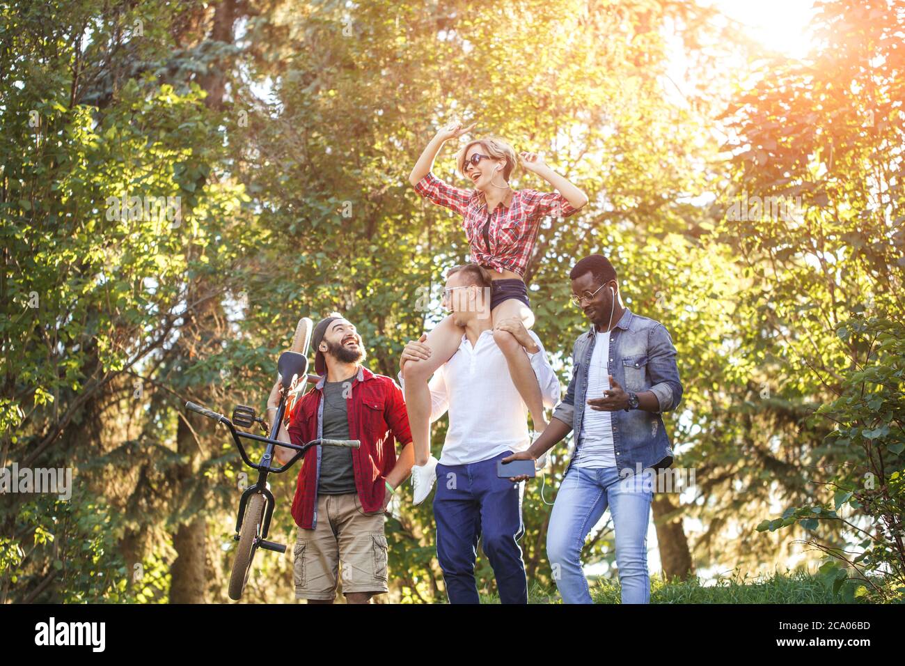 Best friends hanging out together hi-res stock photography and images ...